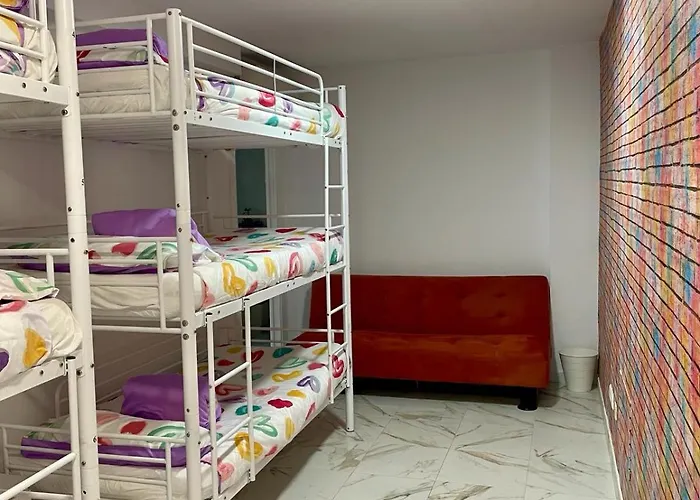 Residencia Sin Lujo Hostel *