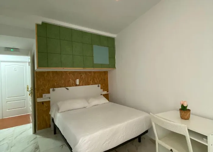 Residencia Sin Lujo Hostel *