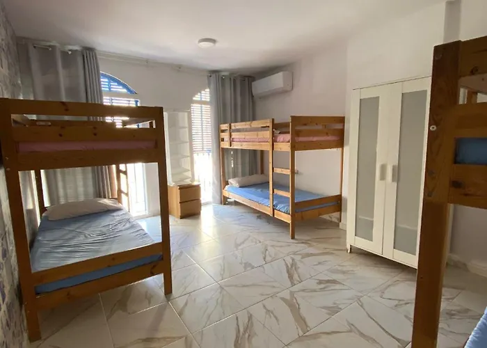 Residencia Sin Lujo Hostel *